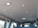 天井のLEDカーゴライトが車内をオシャレに演出します♪