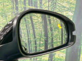 【ブラインドスポットインフォメーション】走行中、ドアミラーの死角になりやすい箇所に後続車が接近するとサイドミラー付近に警告を表示、ドライバーに注意喚起をしてくれます。