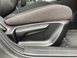 運転席にはドライバーの体型や好みに応じて前後方向だけでなく、高さの調整ができるシートリフターを装備!