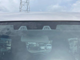 2つのカメラで前方の車両や歩行者を検知し、衝突のおそれがあると判断すると、ブザー音やメーター内の表示で警告。衝突の可能性が高まると、自動でブレーキをかけ、衝突の回避または衝突時の被害軽減を図ります。