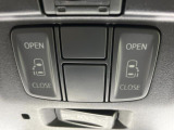 【両側パワースライドドア】スマートキーや運転席のスイッチで後席両側スライドドアの開閉が可能♪電動だから力を入れてドアを開ける必要が無く、小さなお子様でも簡単に開け閉めでき快適です♪