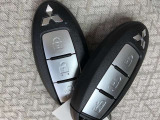【 インテリジェントキー 】 キーを持っていればエンジン始動でき、ドアノブのボタンで車の鍵の開錠と施錠もできます。キーを取り出す手間がなくなります。