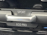 ●BMWモードセレクト:スポーツモードではダイナミックな走りを。ECO PROモードでは、エンジンレスポンスやシフトタイミングの最適化に加え、エアコンの作動も効率的に制御し、燃料消費量を抑制します。