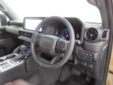 高揚感の高まる美しいインテリアデザインの運転席です。