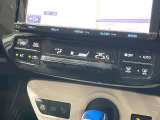 【オートエアコン】一度お好みの温度に設定すれば、車内の温度を検知し風量や温度を自動で調整。暑い…寒い…と何度もスイッチ操作をする必要はありません。快適な車内空間には必須の機能ですね♪
