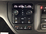 【左右独立オートエアコン】左右席で独立温度コントロールが可能です。運転席はキンキンに冷やして助手席はマイルドにと言った設定が可能です☆暑さ寒さでケンカすることもなくなりますね♪