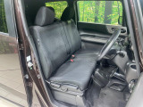 運転席まわりには十分なスペースがあり、大柄な方でもゆったり運転していただける環境です。