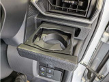 便利なカップホルダーを装備しています。 缶ジュースを開けて運転していると振動で倒れないかヒヤヒヤ、意外と置き場に困るもの。 意外に重要な装備ですね。