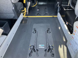 車いす用固定装置2基です。