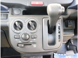 お車選びをお楽しみ頂けるよう、在庫車の展示スペースを十分に確保しております。