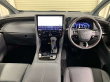 乗る者の気持ちをときめかせる上質な室内空間となっております。視界も広々で運転しやすいです。