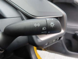 スイッチをオートに設定しておけば、車外の明るさに応じて自動的にヘッドランプを点灯・消灯します。夕暮れ時やトンネルの続く山道などを走行する時に便利なコンライトを装備しています。