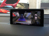 ●車両の4つのカメラから得た映像を合成して、まるで上空から眺めているような映像をナビモニターに表示し、車両周辺にある障害物や歩行者などの発見をサポートする機能です。