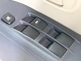 【電動格納ミラー】サイドミラーは電動格納式となっており、狭い駐車場でもキズがつくリスクを抑えられます。