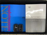 スマートキーは鍵をバッグに入れたままでもドアロックの開閉やエンジンのON・OFFができます。夜間や雨の日も鍵を探さなくて良いので便利です。