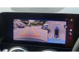 【360度カメラシステム】リバースと連動し、車両後方の映像をディスプレィに表示歪みの少ないカメラにより鮮明な画像で後退の運転操作をサポートします。