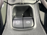 【電動パーキングブレーキ】パーキングブレーキは便利な電動式!ボタン一つで操作でき、アクセルを踏めば自動で解除されます♪レバーやペダルが無いので運転席廻りもすっきりしますね♪