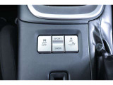 車両安定性を制御するVSCと、滑りやすい路面での発進や加速時の空転を制御するTRCのOFFスイッチです。