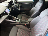 Audi正規ディーラーが高品質をお約束。高度な訓練・教育を受けたAudi専任メカニックが、100項目にもおよぶ精密な点検を実施。すべてクリアしたAudi車だけ、あなたのお手元に届けられるのです