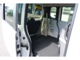 後席を倒すとより広い荷室が確保でき、趣味や旅行など様々な場面で大活躍☆