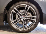 BMWの純正アロイホイールは軽量かつ強度にも優れているホイールで走行性能を引き上げる設計になっております。足元にもBMWは妥協がなくこだわっている個所になります。