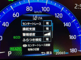 レーントレーシングアシスト機能。車線逸脱時にブザーとディスプレイでお知らせ。白線だけでなく縁石やアスファルトの境界からはみ出しそうな時もステアリング制御。渋滞時は先行車を追従しハンドル操作をサポート。