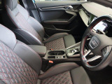 Audi正規ディーラーが高品質をお約束。高度な訓練・教育を受けたAudi専任メカニックが、100項目にもおよぶ精密な点検を実施。すべてクリアしたAudi車だけ、あなたのお手元に届けられるのです
