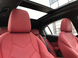 華やかなロッソカラーのナチュラルレザーインテリア。前後シートヒーターに加えフロントシートベンチレーションも装備
