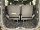 サードシート跳ね上げ式で折りたたみ可能です。キャンプ用品など大きな荷物もばっちり収納可能です!