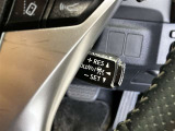前方の車との車間を設定し、スピードを上げたり緩めたりを自動で行ってくれる追尾式の「レーダークルーズ」。上級装備の一つです!高級車にしかつかない嬉しい機能です。