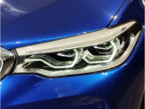【LEDヘッドライト】先進のLEDテクノロジーを採用。放射される白色光の周波特性は太陽光に近く、バイキセノン・ヘッドライトを上回るコントラストで更に明るく輝きます!