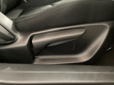 運転席にはドライバーの体型や好みに応じて前後方向だけでなく、高さの調整ができるシートリフターを装備!