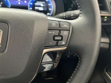 前方の車との車間を設定し、スピードを上げたり緩めたりを自動で行ってくれる追尾式の「レーダークルーズ」。上級装備の一つです!高級車にしかつかない嬉しい機能です。