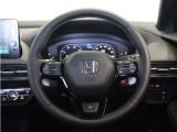 【Honda SENSING】 カメラ等装置で精度の高い検知能力を発揮、安全運転を支援します。ステアリング上のコントローラーに注目!