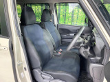 運転席まわりには十分なスペースがあり、大柄な方でもゆったり運転していただける環境です。