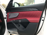 インテリアトリムはラディカウッド。全車SonusFaber社製プレミアムサウンドシステムを標準装備