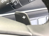 【パドルシフト】ハンドルから手を離さずに素早くシフトアップ&ダウンができるので、エンジンブレーキを使う下り坂や高速道路の合流で加速したい場面で役立ちます。