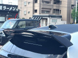 【大型リヤスポイラー】スポーツカーらしさがグッと引き立つ大型リヤスポイラーを装着♪高速走行時のスタビリティ(走行安定性)向上に役立ちます。