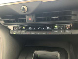 デュアルエアコンとは、運転席と助手席で、個別に温度設定ができる機能です。気温の感じ方は、人それぞれ違うもの。乗る人に優しい機能ですね。