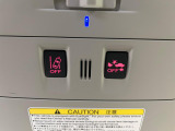 【アイサイトVer3】前方の車両等を検知し、衝突しそうな時は警報で注意を促し、ブレーキを踏む力をサポート。ブレーキを踏めなかった場合は衝突被害軽減ブレーキが作動、衝突回避をサポートします。