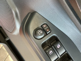 狭い駐車場で便利な電動格納ドアミラーが付いています。