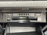【純正ビルトインETC2.0(DSRC/ITSスポット)】ETCカードを挿入すれば料金所はノンストップで通過できます。ETC限定の割引や、高速道路の情報提供サービスを利用できます。