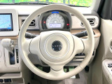 インテリアに合わせたデザインのステアリングは、運転される方のことも考え、運転しやすい形状、大きさです。是非一度、実際に触ってお確かめください。