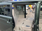 別々にスライドして荷室や乗車スペースを調整できます