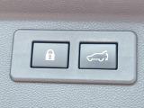 【パワーバックドア】スマートキーや運転席のボタンを押すだけでリアゲートが自動で開閉します!荷物を持っている時や、高い位置にあるバックドアを閉める際に便利な機能です♪