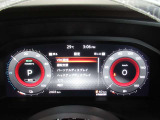 右側に大きく見やすいデジタルスピードメーター センターディスプレイには運転支援システム等を表示