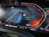 ◆インスツルメント・パネルのエレガントなデザインは、BMW特有の水平ラインで構成され、室内空間に端正な印象をもたらします。人間工学に基づいてレイアウトされた重要な操作系統は、直観的な操作が可能です◆