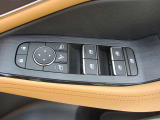 運転席ドアのパワーウインドウ操作スイッチと電格ドアミラーのリモコンスイッチです。狭い駐車場やすれ違い時にドアミラーが遠隔操作で格納できると大変便利です。