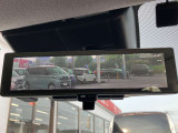 スマートルームミラーが付いております。後席に人が乗車した時や沢山の荷物を積んだ時もバックミラーの視界が遮られる事無く見えるので便利です♪