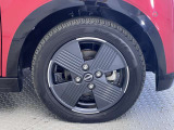 【純正アルミホイール】オシャレな純正アルミホイール付きですので見た目がカッコイイですよ♪